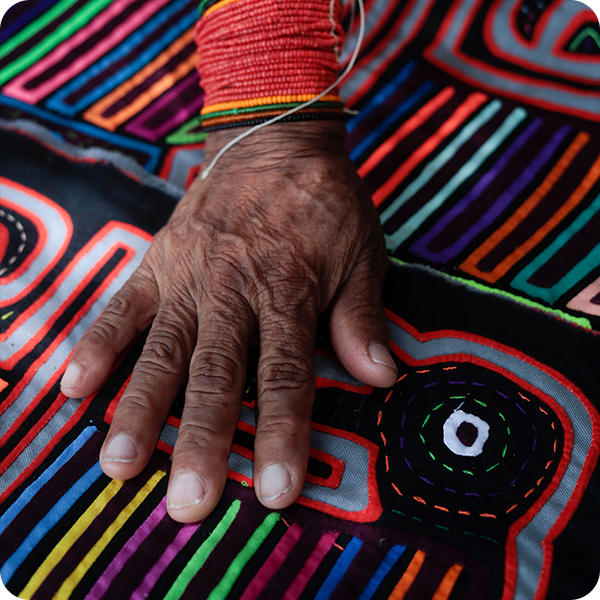Main sur un textile coloré