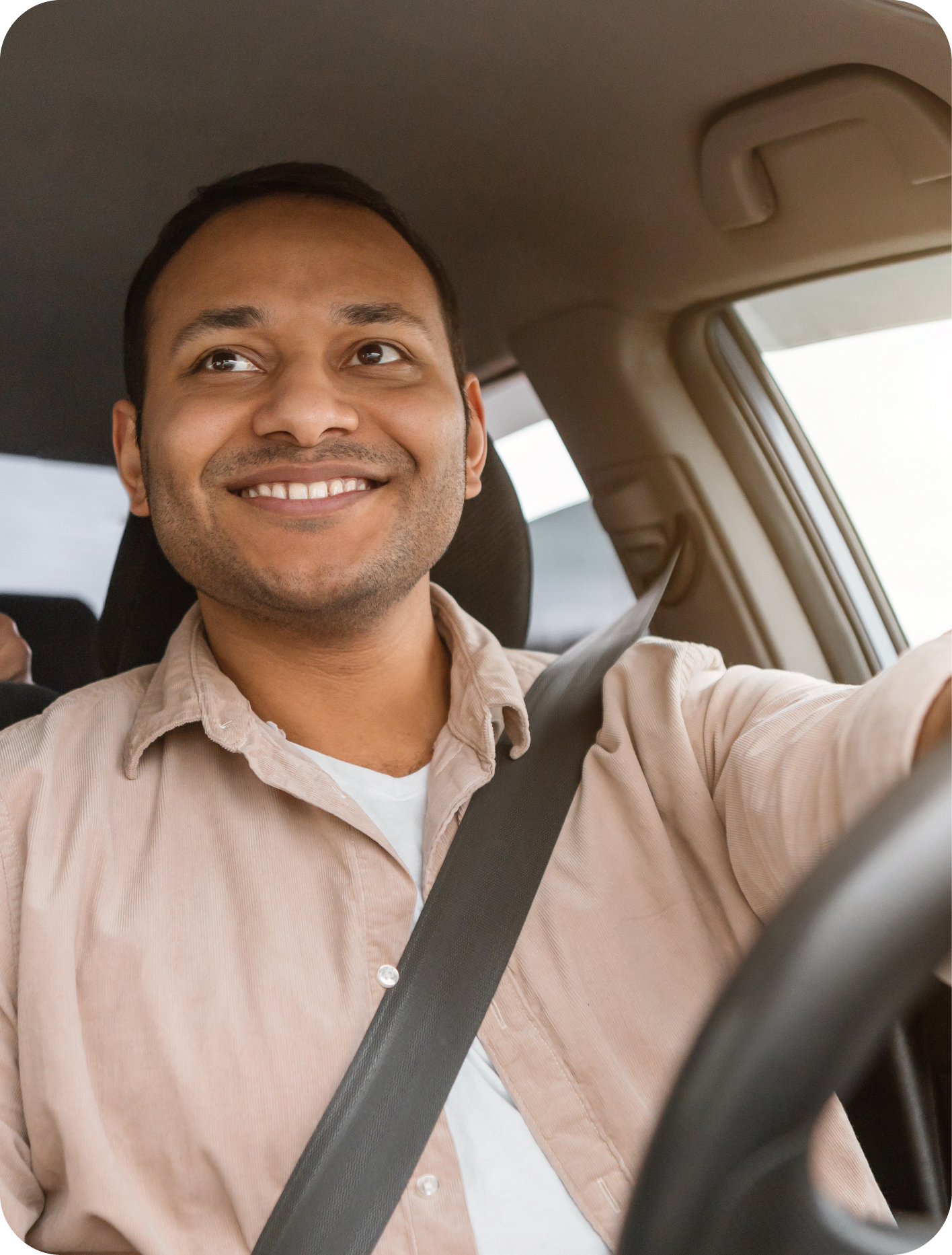 Chauffeur de taxi au volant de sa voiture 