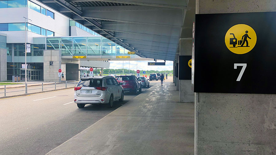 Photo of numbered spaces where motorists to pick up relatives arriving in Québec City.
