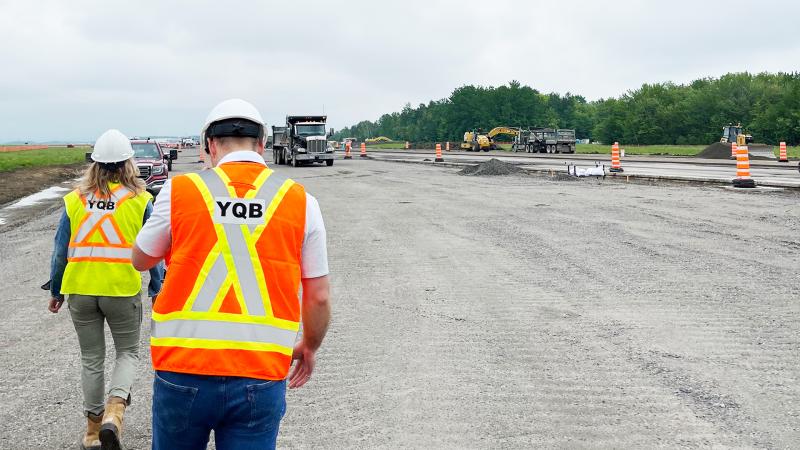 Employés et machinerie sur la voie de circulation Golf de l'Aéroport international Jean-Lesage de Québec